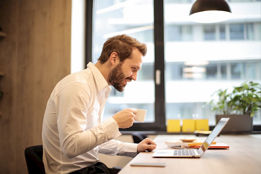 Un professionnel travaille sur son ordinateur portable pendant une pause café.