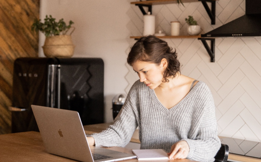 Femme travaillant devant son ordinateur