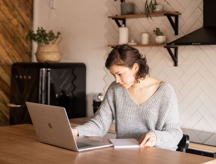 Femme travaillant devant son ordinateur